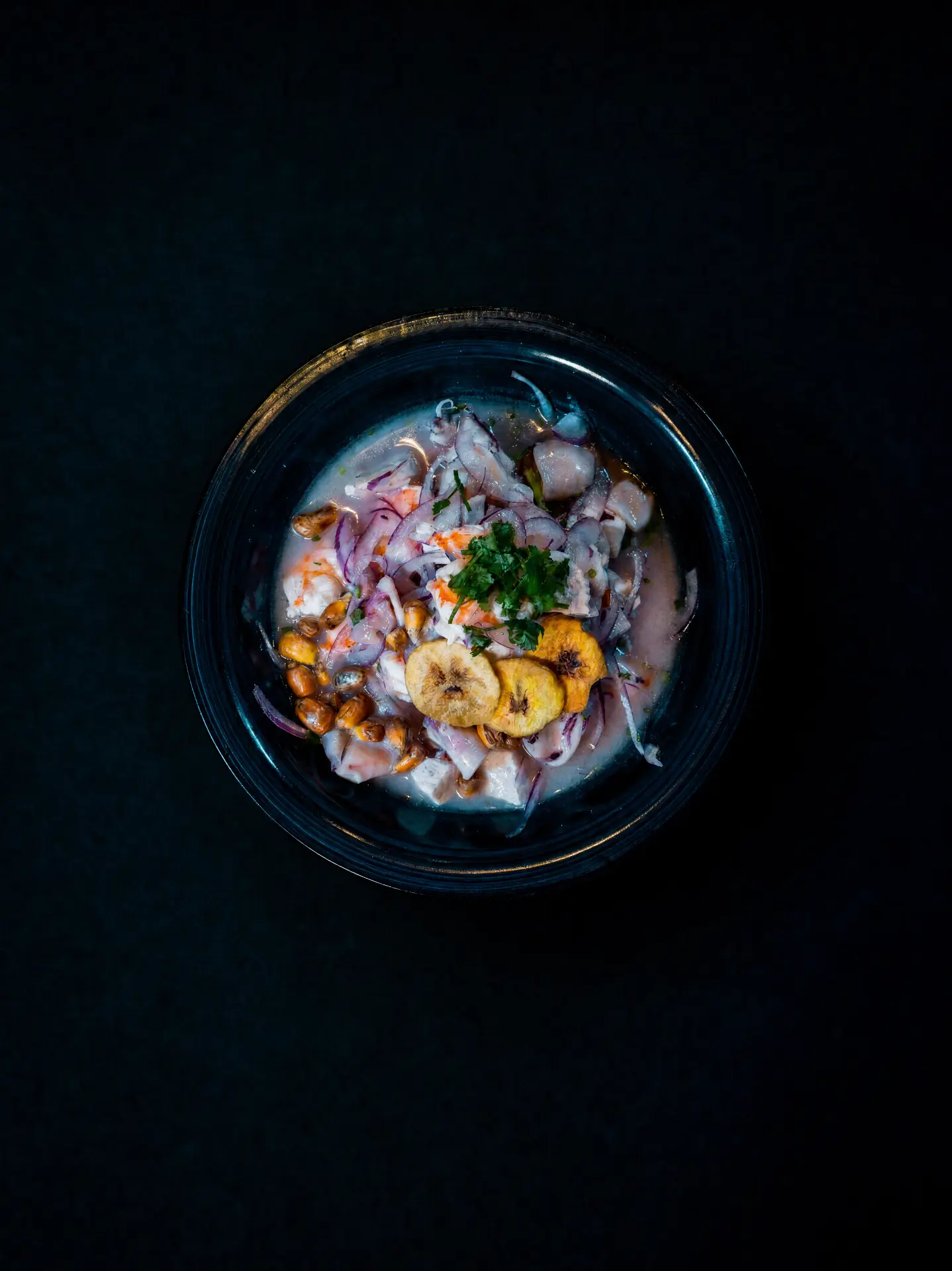 Ceviche levantamuertos con chifles, maíz tostado y cilantro