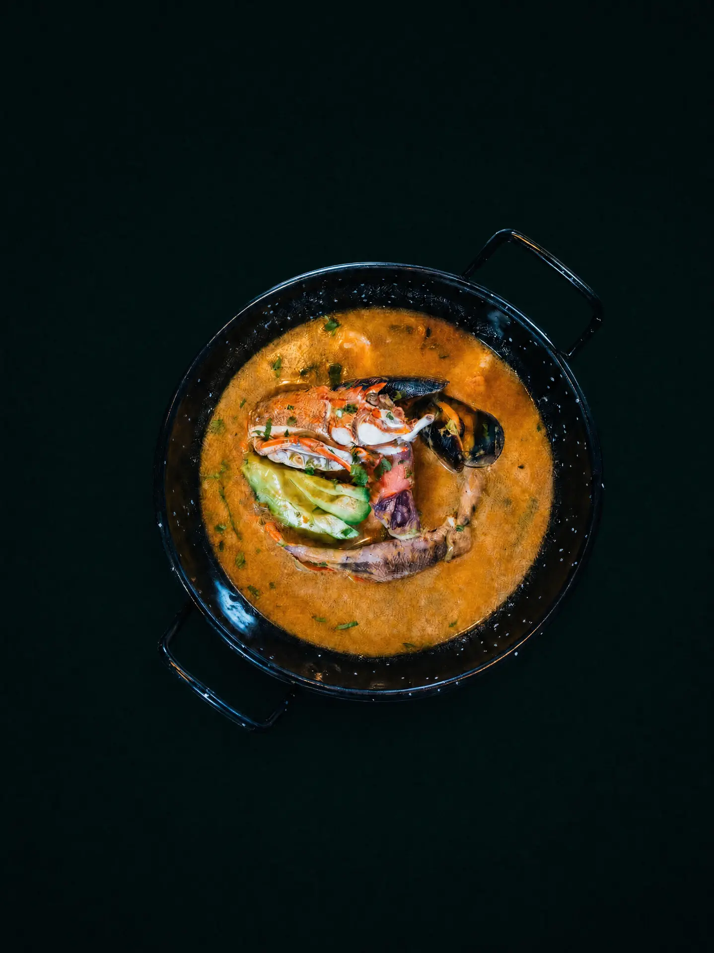 Sopa marinera con bogavante, mejillones y aguacate
