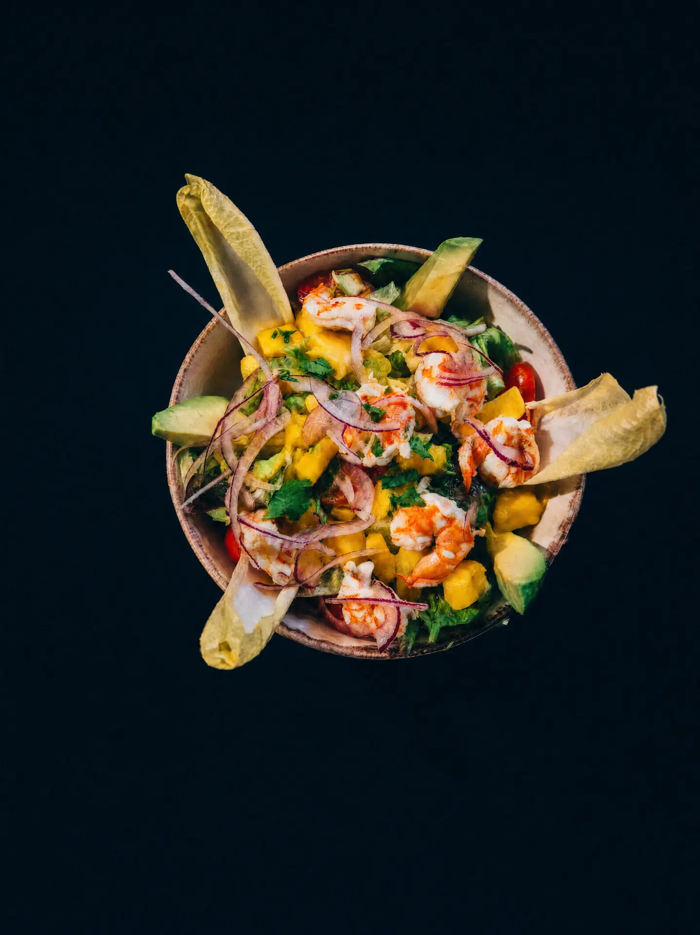 Ensalada de mango y camarones con vinagreta de maracuyá