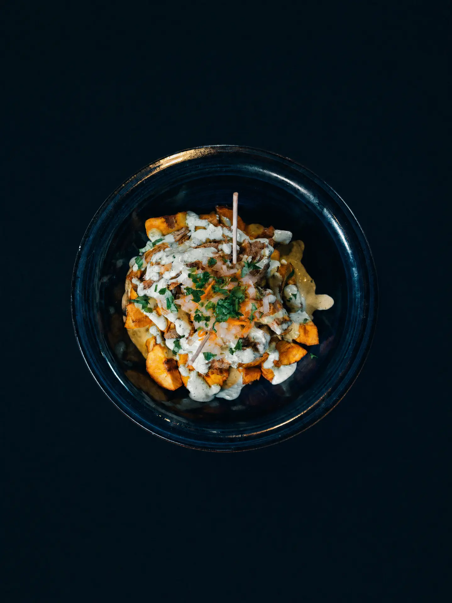 Bravas de plátano macho con salsa brava y carne